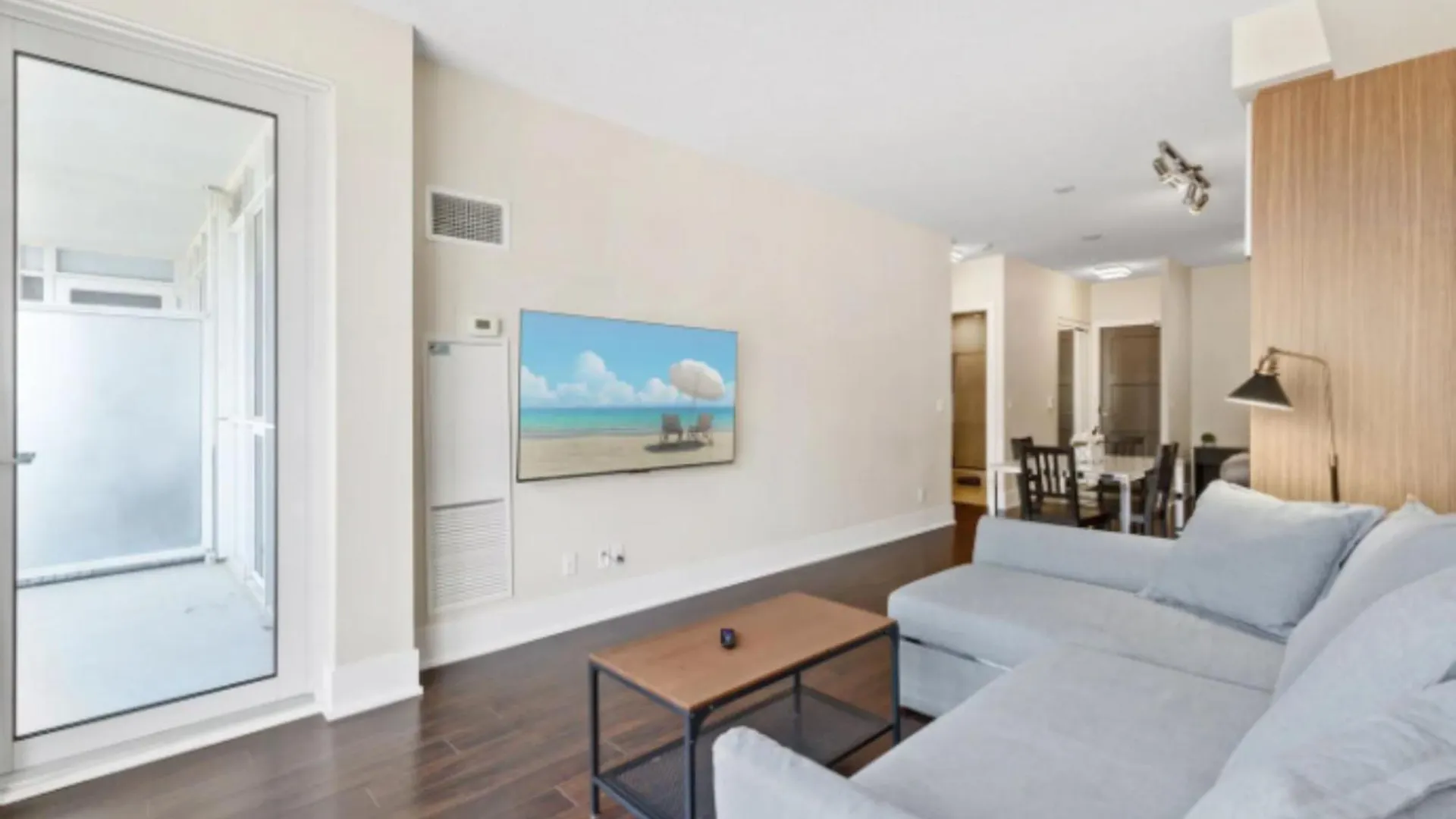 Comfort 300 Front Suites Near Rogers Centre & Free Parking Toronto